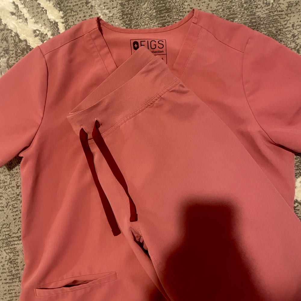 NEVER WORN FIGS! Small top and bottoms.